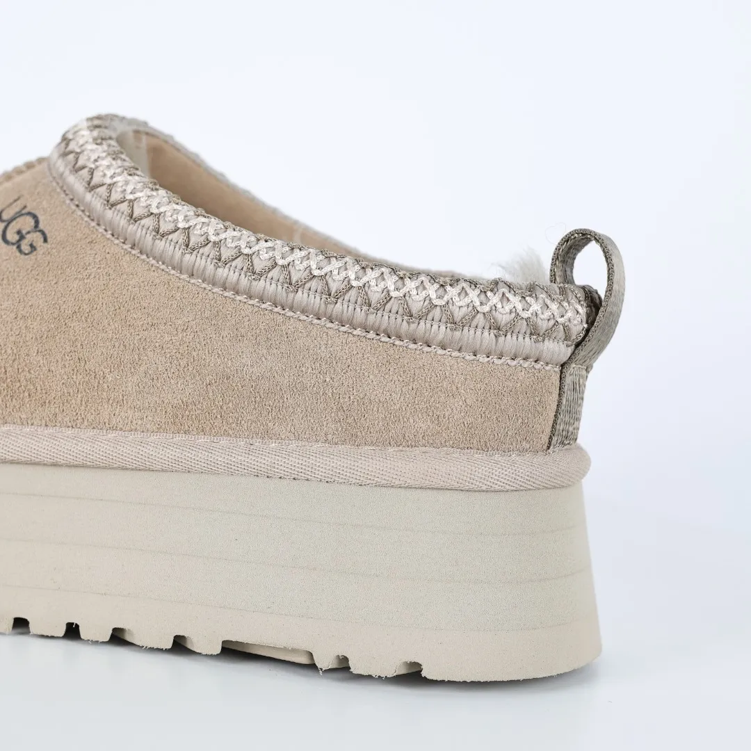 Copy price 💰560 Core recommendation of good price 5cm thick sole, independently developed original outsole, cashmere insole, keeping warm in winter, suitable for home use. In the new year, uug launched a style series, which is partially geared towards the preferences of young consumers. It has also moved to the forefront of fashion trends. Shoe body material, water-repellent coated suede upper, 17 mm UGGPURE™ implanted wool insole, lightweight non-slip and comfortable rubber outsole, with brand LOGO and trademark, with full package Size: 35 36 37 38 39 40